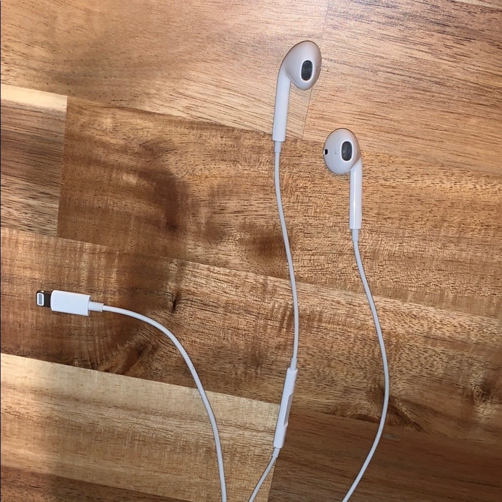 iPhone EarPods with lightning connector